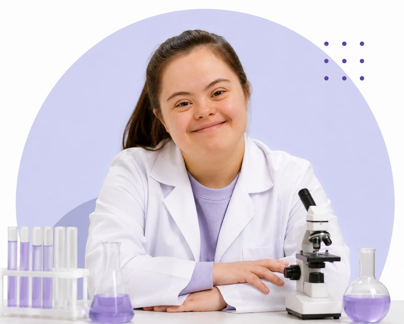 Joven con síndrome de Down con bata de laboratorio, sonriendo frente a material científico