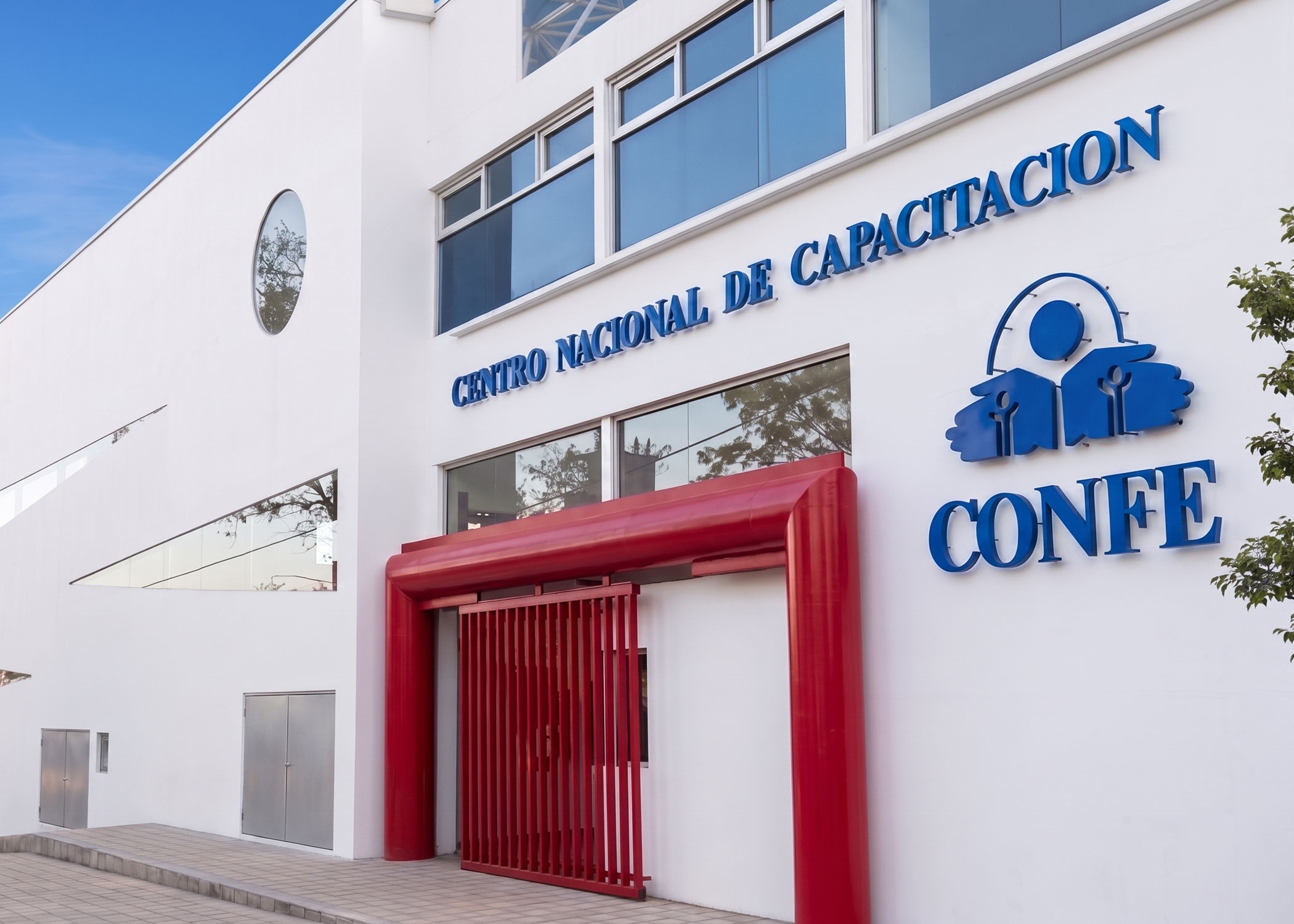 Fachada del Centro Nacional de Capacitación CONFE, Ciudad de México