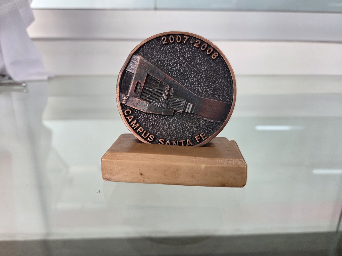 Premio y placa de reconocimiento CONFE