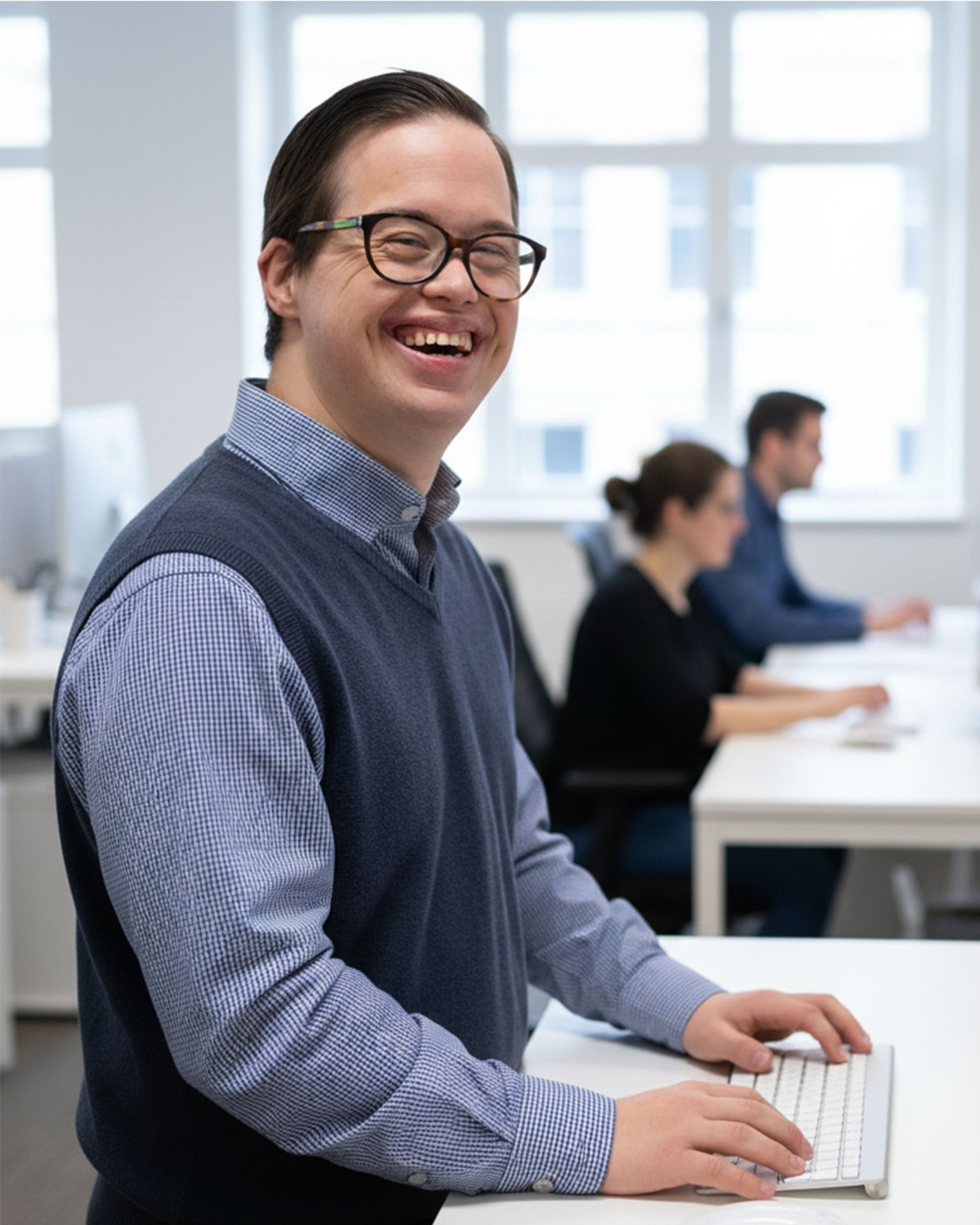 Joven con discapacidad intelectual trabajando en oficina inclusiva