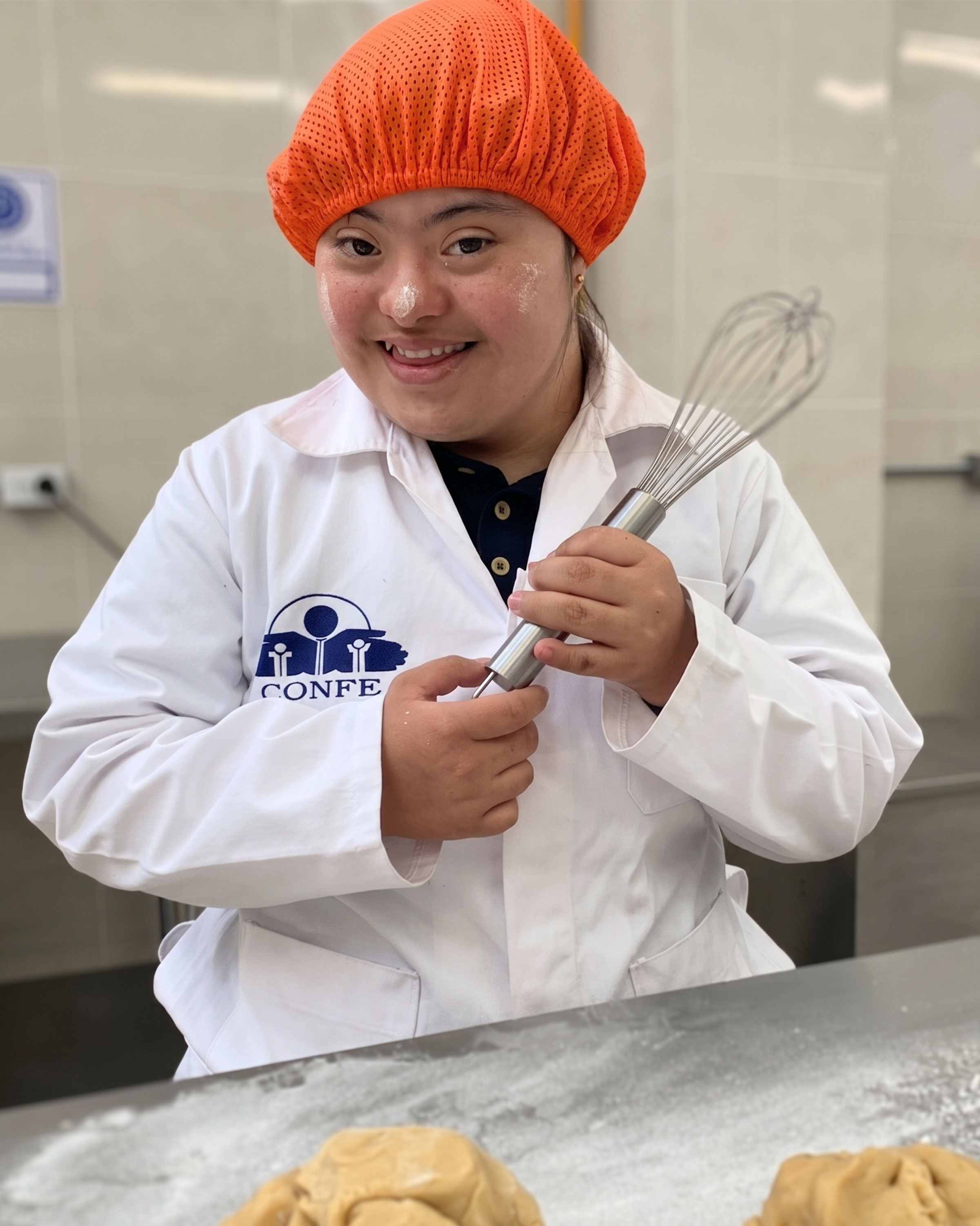 Mujer en taller de panadería CONFE
