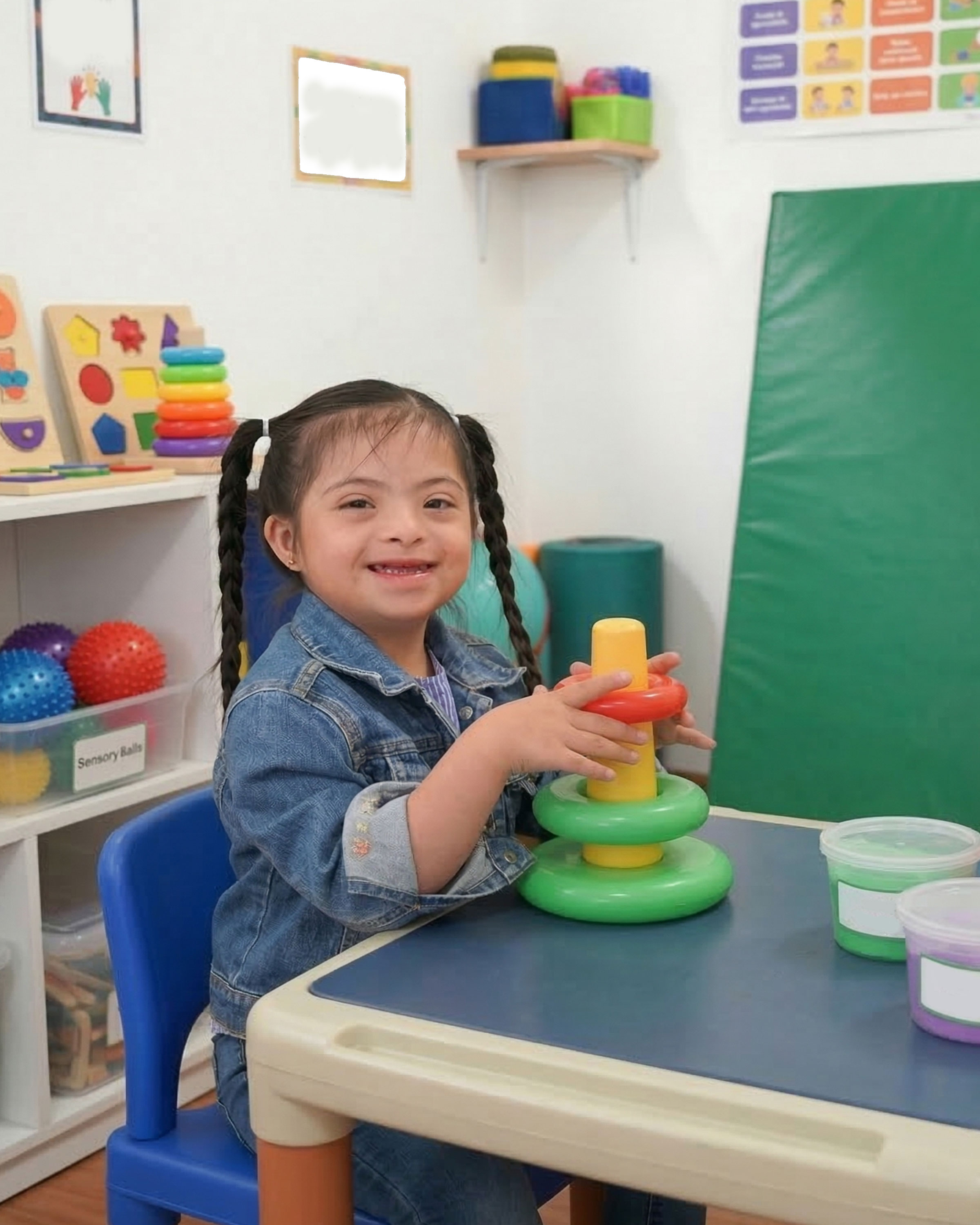 Niña con discapacidad intelectual jugando con material educativo en CONFE