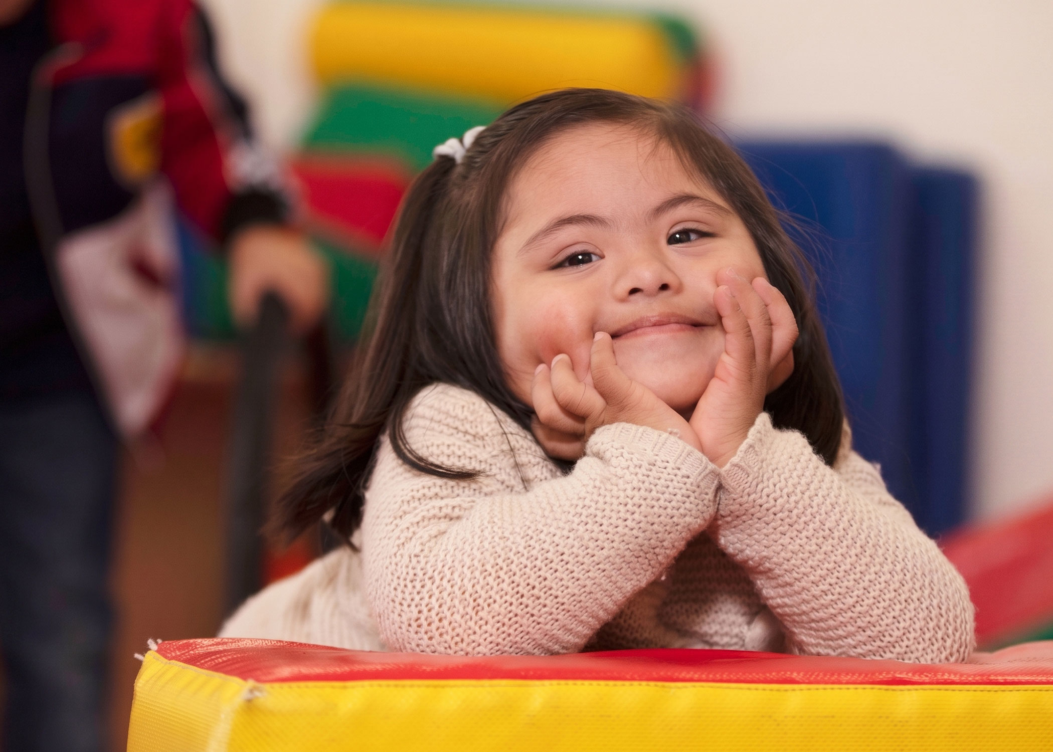 Niña sonriendo en actividades del programa 6 a 14 años
